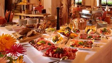 Frukostbuffé varje dag (EUR 10 per person)