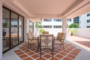Romantic Penthouse, 2 Bedrooms, City View | Living area