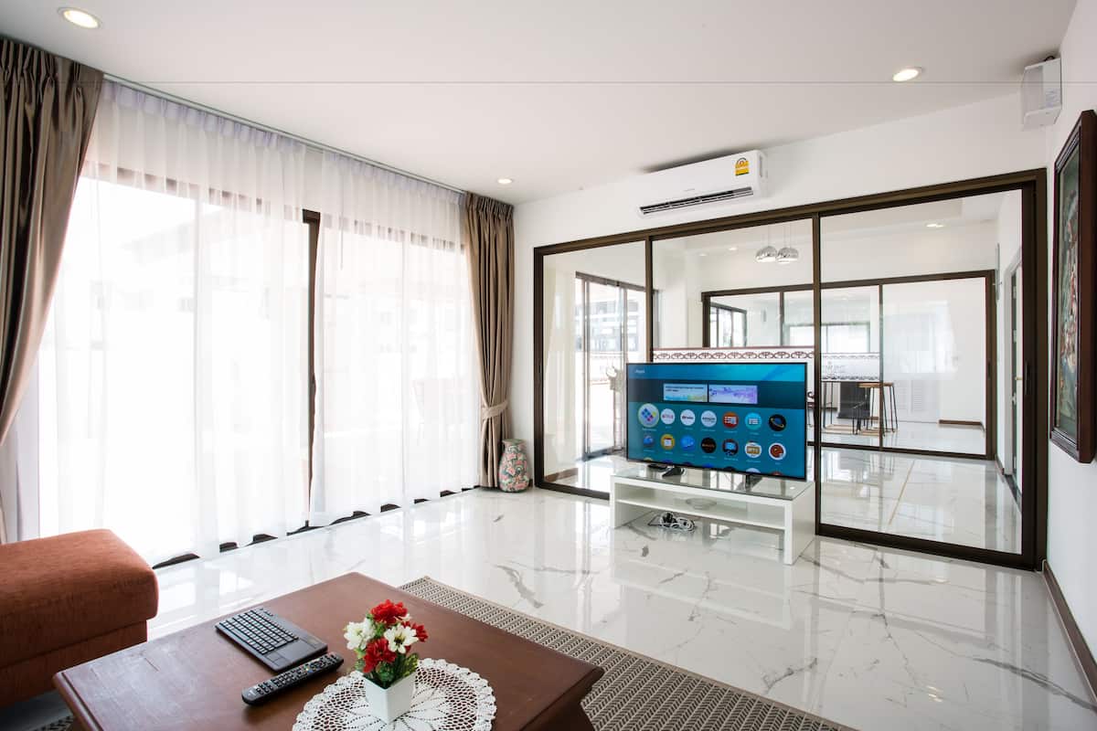 Romantic Penthouse, 2 Bedrooms, City View | Living room | Flat-screen TV