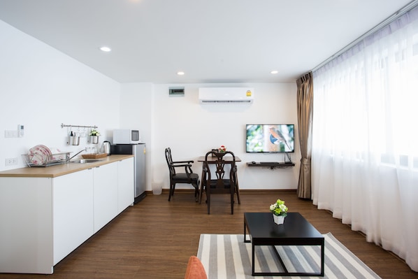 Studio Ville, 1 lit double, vue ville | Coin cuisine privé | Réfrigérateur, micro-ondes, bouilloire électrique