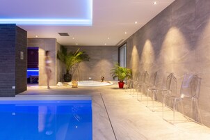 Una piscina techada, abierta desde las 09:00 hasta las 20:00, sombrillas