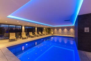 Innendørsbasseng, bassengparasoller og solsenger