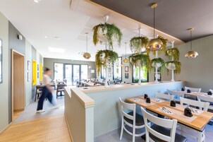 Desayuno buffet diario (EUR 14.90 por persona)