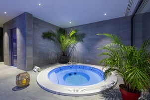 Bañera de hidromasaje interior