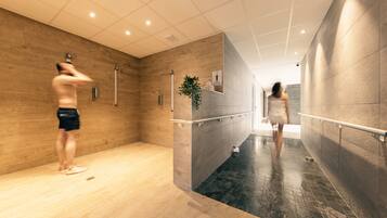 Una piscina techada, abierta desde las 09:00 hasta las 20:00, sombrillas