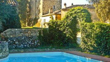 Außenpool (je nach Saison geöffnet), Liegestühle