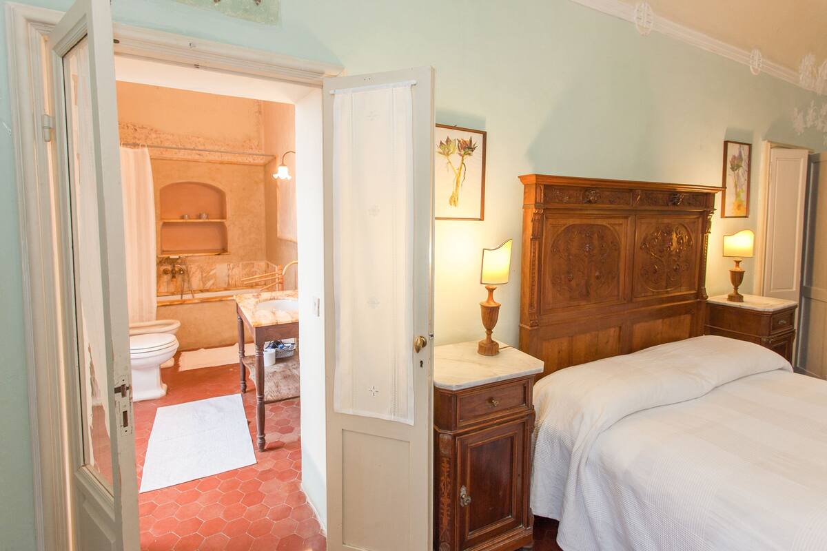 Quarto casal ou duplo clássico, 1 quarto, banheira, vista para o parque (Villa 2) | Ferros/tábuas de passar roupa, Wi-Fi de cortesia, roupa de cama