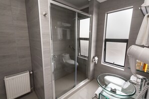 Een douche, gratis toiletartikelen, een haardroger, badjassen