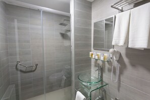 Cofres nos quartos, Wi-Fi de cortesia, roupa de cama