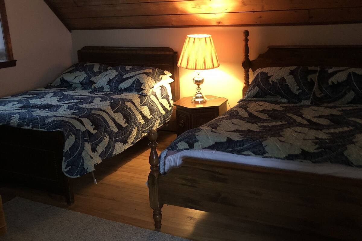 family room | 1 bedroom, iron/ironing board, free wifi, bed sheets