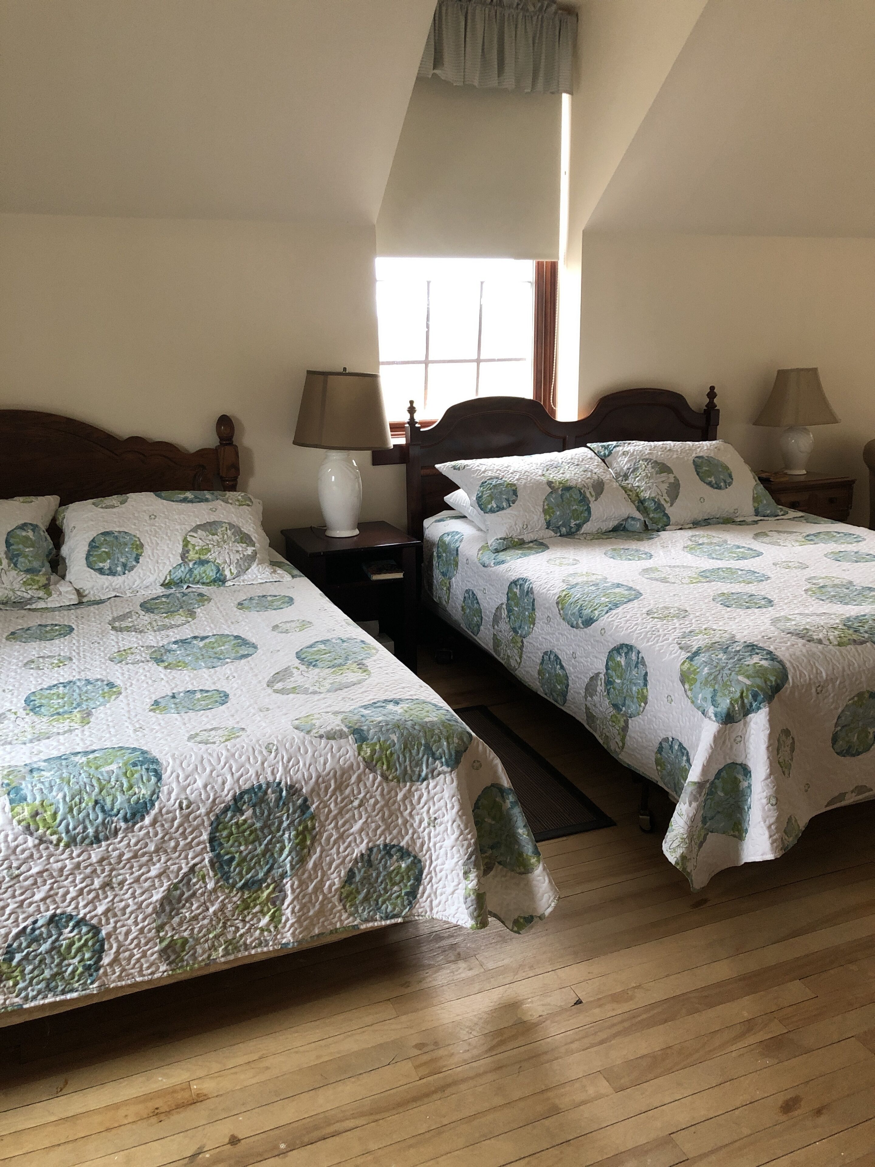 deluxe, 2 queens, fireplace | 1 bedroom, iron/ironing board, free wifi, bed sheets