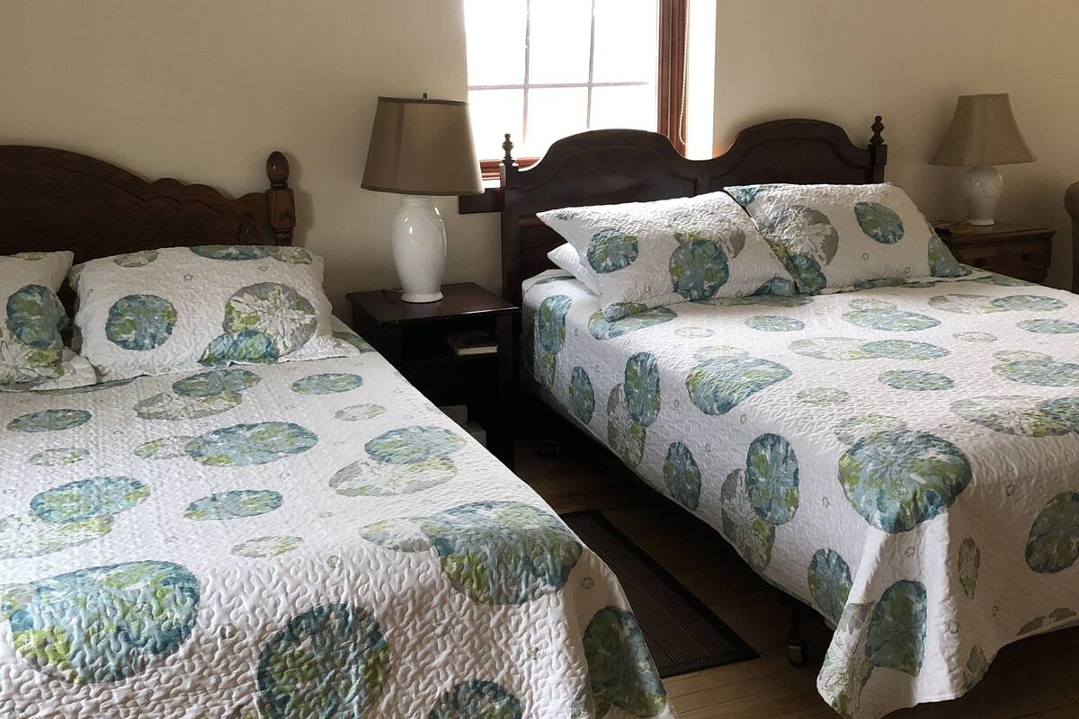 deluxe, 2 queens, fireplace | 1 bedroom, iron/ironing board, free wifi, bed sheets