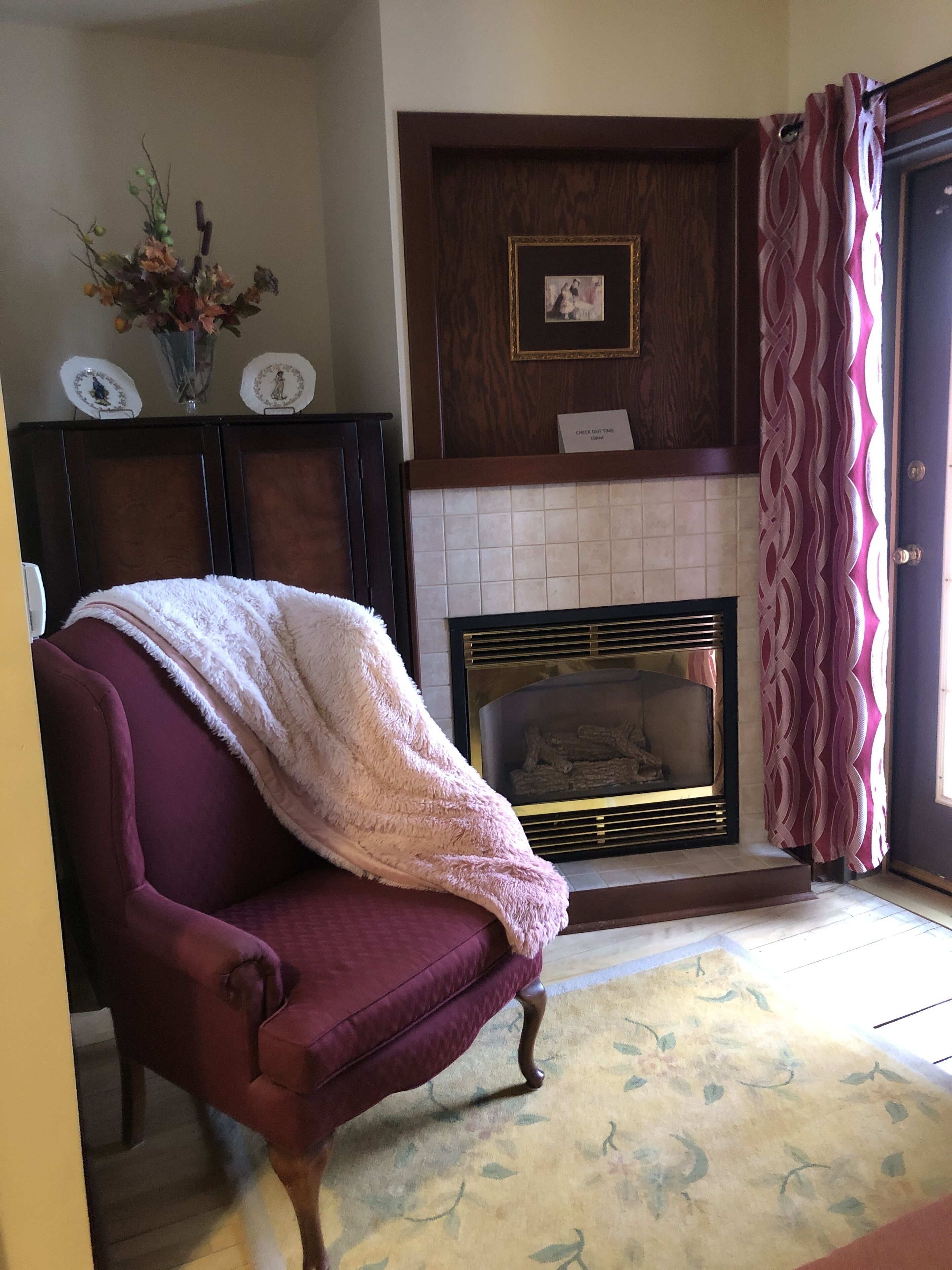 deluxe, 1 queen, fireplace | living area | table football, ping pong, books