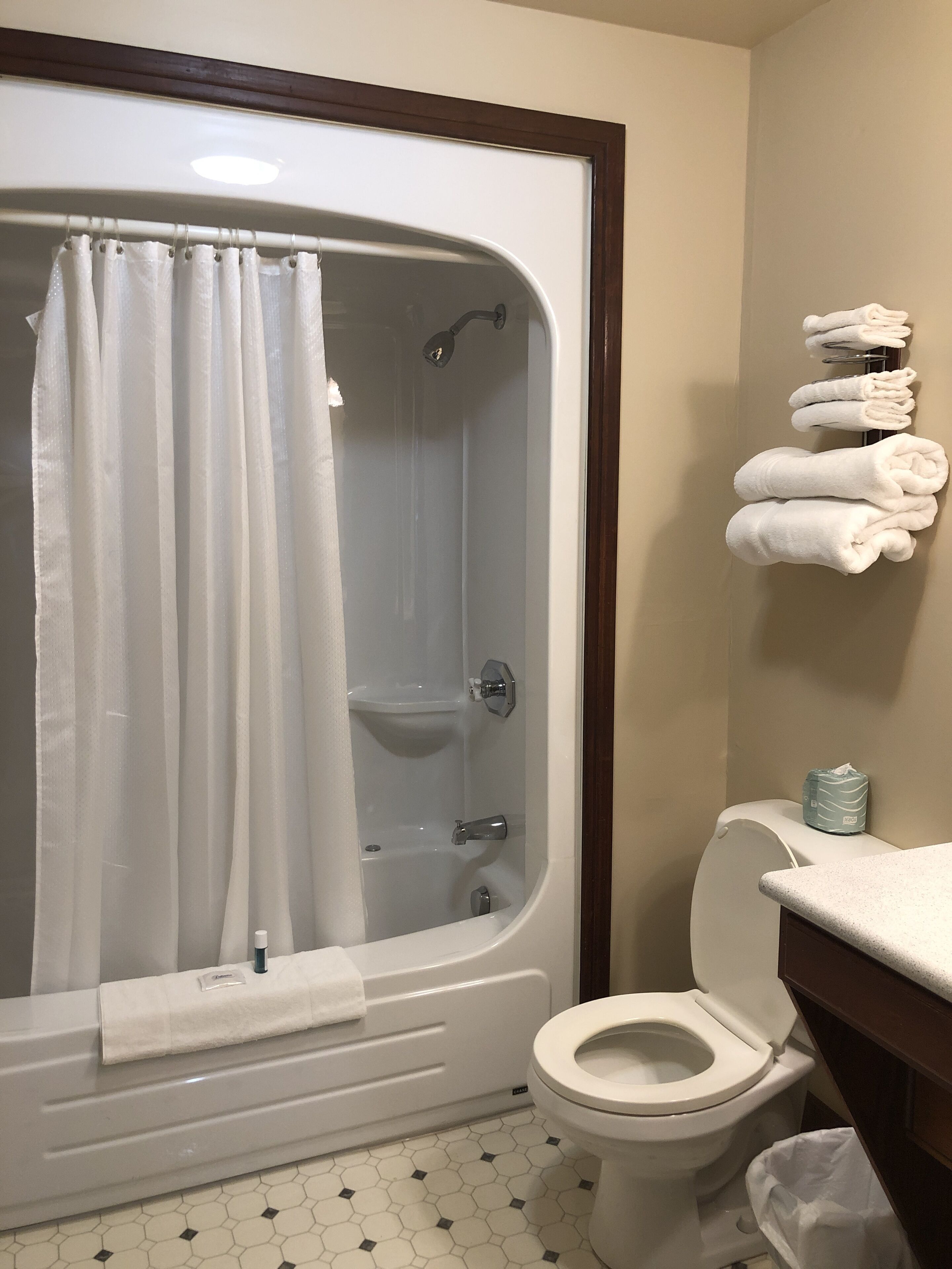 deluxe, 1 queen, fireplace | bathroom | combined shower/bathtub, deep-soaking bathtub, rainfall showerhead