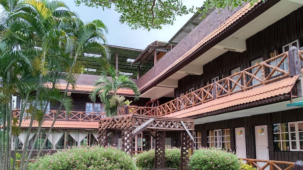 A traditional wooden building with a balcony and a covered walkway. - Saichonview Resort (Kanchanaburi)