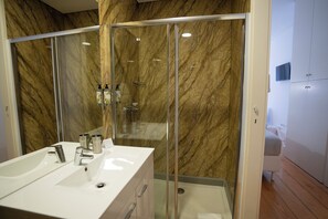 Deluxe Quadruple Room | Bathroom | Shower, free toiletries, hair dryer, towels - Turista da Trindade (Porto)