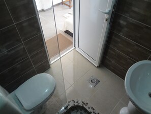 Basic Studio, Courtyard View | Bathroom
