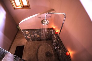 Family Cottage | Bathroom | Shower, towels - Wildtracks Overland Camp (Kasese)