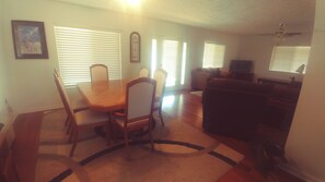 Refrigerador con freezer, microondas, horno, placa de cocina