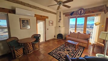 Family Single Room, Mountain View | Living area