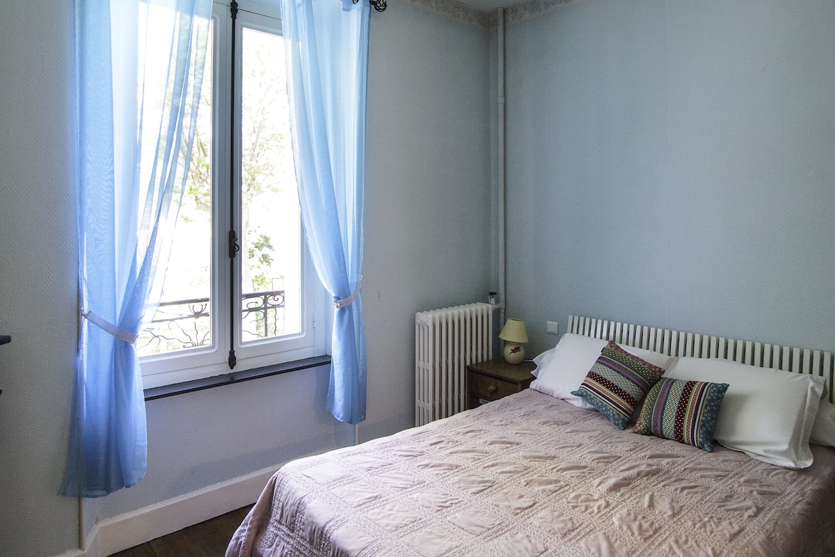Habitación doble (Blue) | Cortinas blackout, insonorización y tabla de planchar con plancha