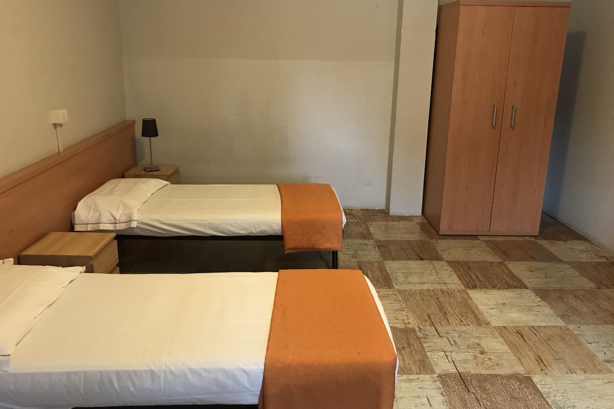 Chambre Double ou avec lits jumeaux, salle de bains commune (External)