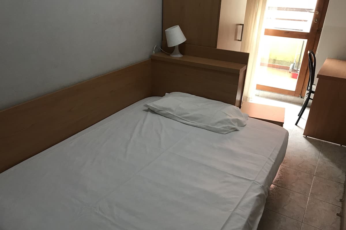 Chambre Simple, salle de bains commune (External)