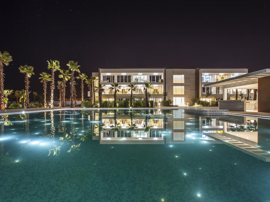 2 Innenpools, 2 Außenpools, Sonnenschirme, Liegestühle