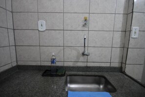 Geladeira, micro-ondas, cafeteira/chaleira