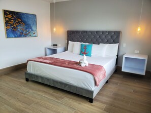 Habitación individual Deluxe, balcón, vistas al mar | Colchones con acolchado adicional y cortinas opacas