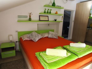 Suite estudio, vista al mar | Decoración personalizada, muebles diferentes y escritorio 