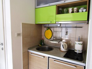 Estudio, vista al mar | Cocineta privada | Refrigerador 