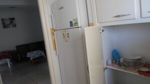 Apartment, 2 Bedrooms | Private kitchen | Fridge, oven, stovetop, cookware/dishes/utensils - Résidence Bloc C (Hammamet)