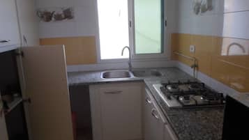 Appartement, 2 slaapkamers | Privékeuken | Een koelkast, een oven, een kookplaat, kookgerei, borden en bestek