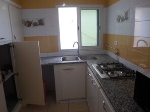 Apartment, 2 Bedrooms | Private kitchen | Fridge, oven, stovetop, cookware/dishes/utensils - Résidence Bloc C (Hammamet)