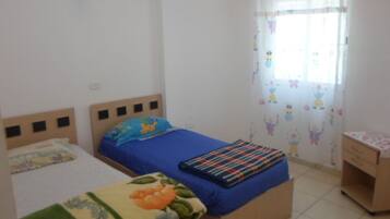 Apartamento, 2 habitaciones | 2 dormitorios, cortinas opacas, wifi gratis y ropa de cama