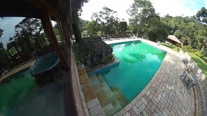 室外游泳池，10:00 至 18:00 开放，日光浴躺椅