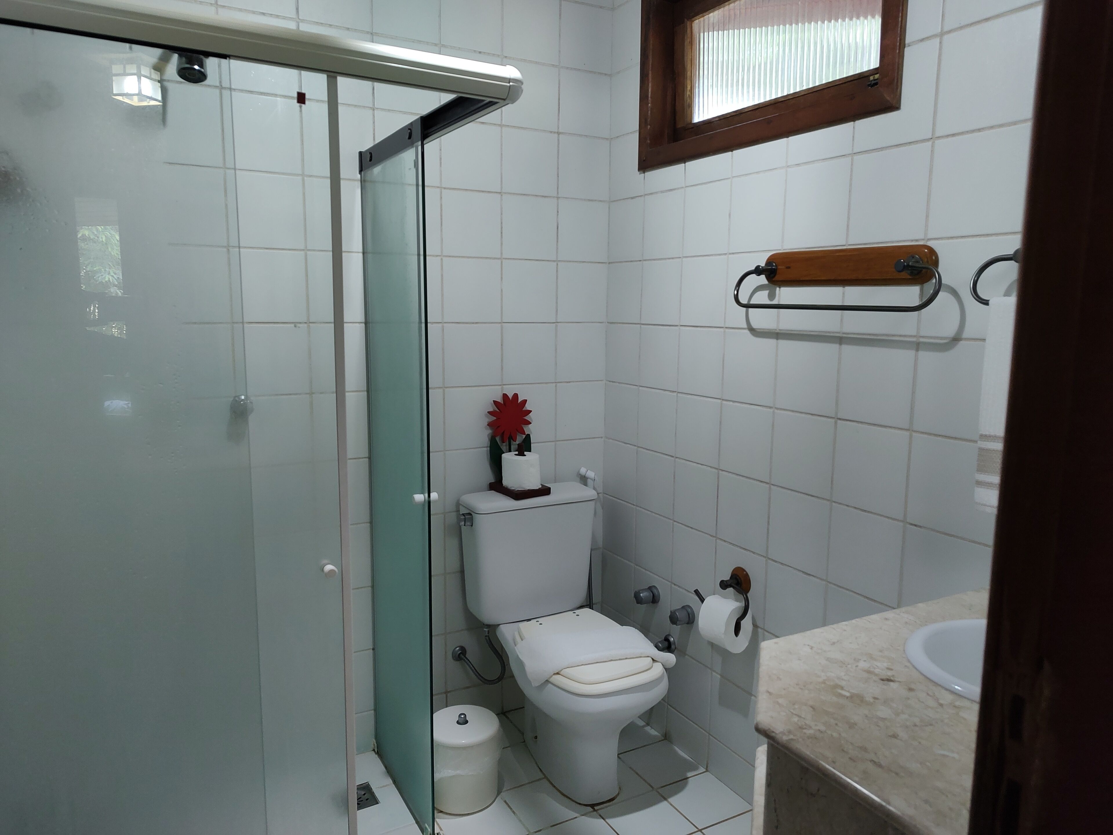 standard chalet | bathroom | shower, free toiletries, towels