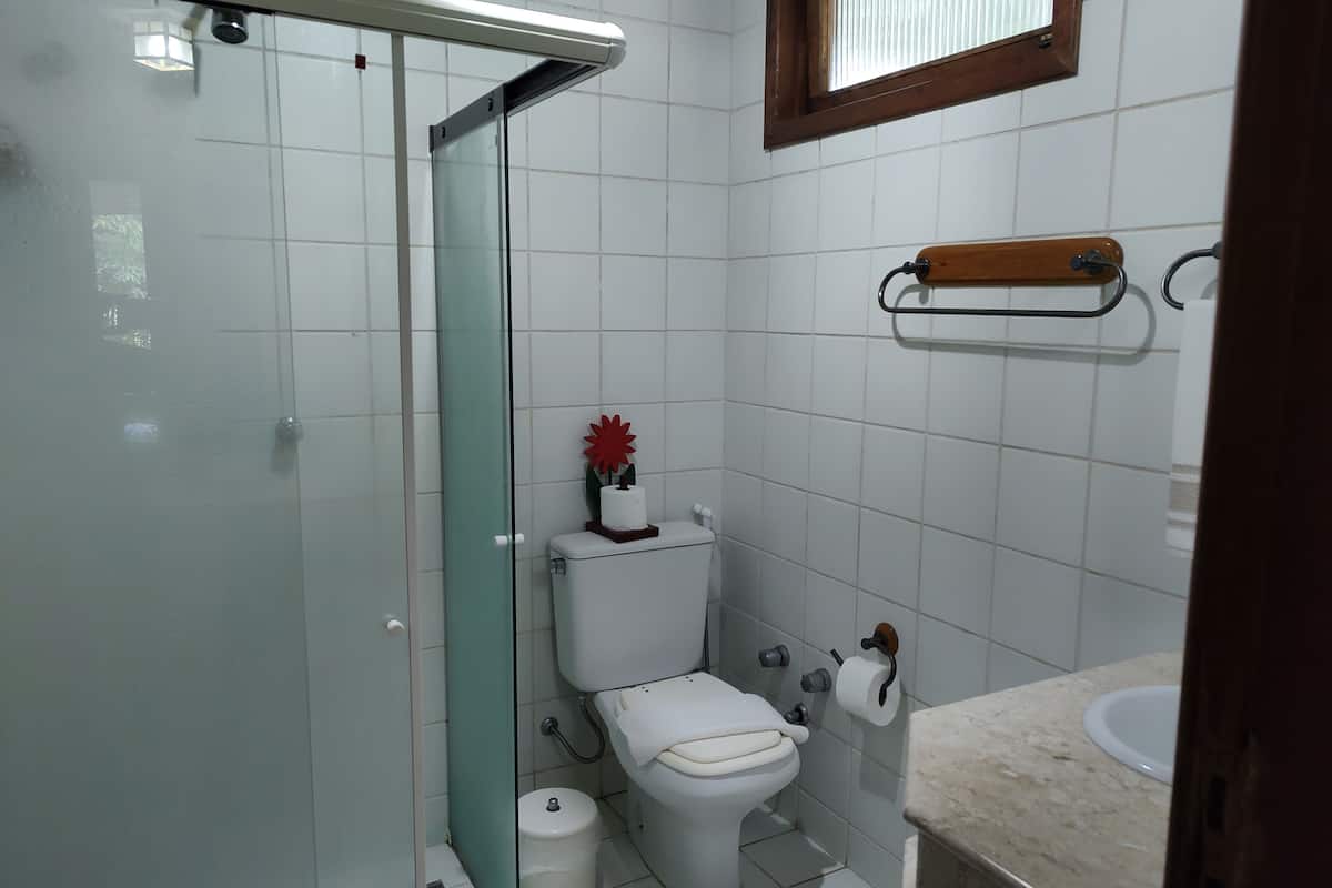 standard chalet | bathroom | shower, free toiletries, towels