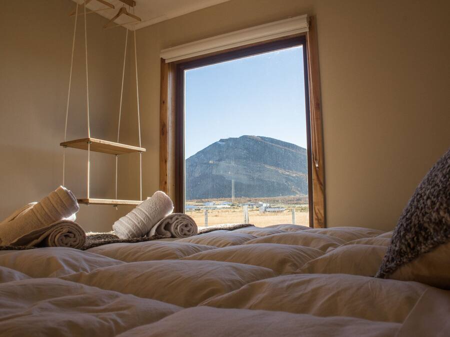 Habitación estándar con 1 cama matrimonial o 2 individuales, baño privado | Tabla de planchar con plancha, wifi gratis y ropa de cama