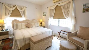 Hus - flera sängar - utsikt mot stranden (ZenBreak Graceville BeachHouse) | 4 sovrum, värdeförvaringsskåp på rummet och skrivbord