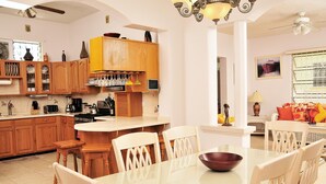 Hus - flera sängar - utsikt mot stranden (ZenBreak Graceville BeachHouse) | Eget kök | Kaffe- och tebryggare, stort kylskåp, mikrovågsugn och ugn