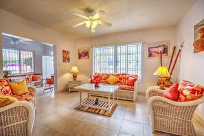 Talo, useita sänkyjä, rantanäköala (ZenBreak Graceville BeachHouse) | Olohuone | Taulutelevisio