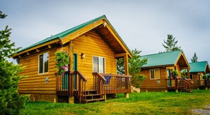 Comfort Cabin, 2 Queen Beds, Courtyard Area