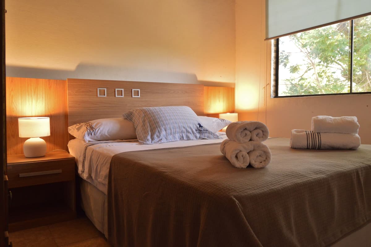 1 habitación y tabla de planchar con plancha