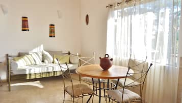 Standard Apartment, 1 Katil Kelamin (Double) dengan Katil Sofa | Makan dalam bilik