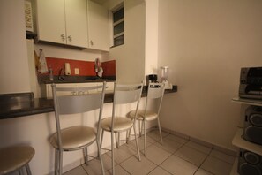 Apartment | In-room dining - GoHouse Copacabana 804 A (Rio de Janeiro)