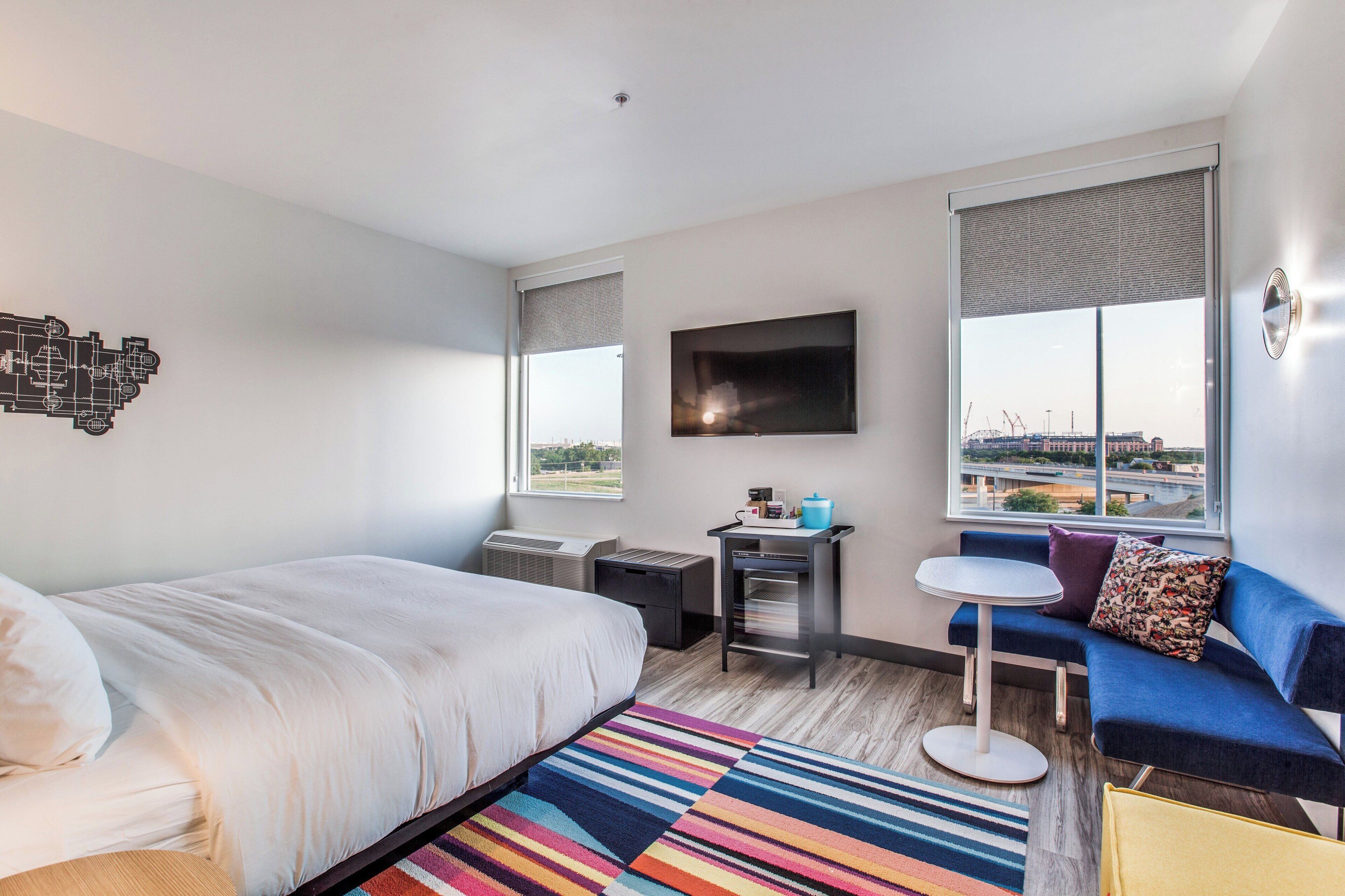 aloft, room, 1 king bed, non smoking | hypo-allergenic bedding, down duvets, in-room safe, desk