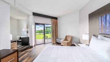 Suíte, 1 cama King, para não fumantes, geladeira e micro-ondas (with Sofabed) | Camas com colchões pillow-top, cofres nos quartos