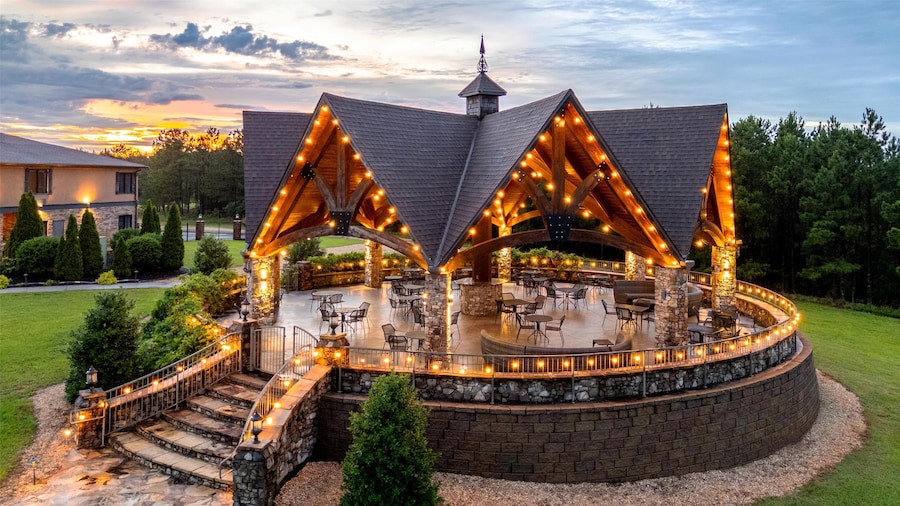 Aiden by Best Western Warm Springs Hotel and Event Center